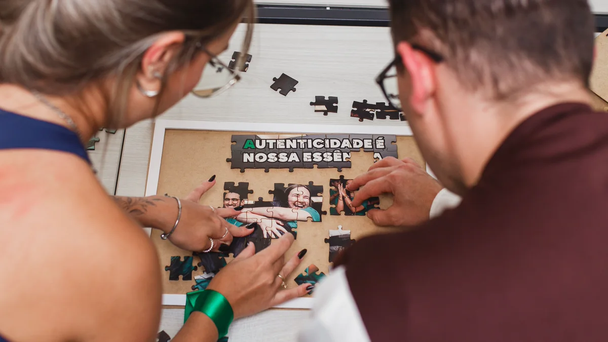 Pessoas participando de uma atividade colaborativa de team building em grupo